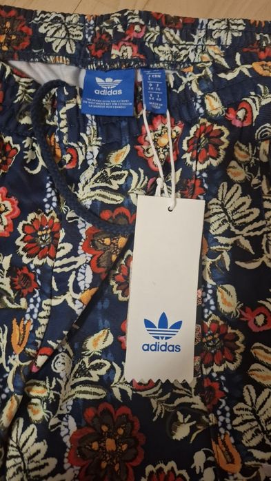 Pantaloni noi Adidas
