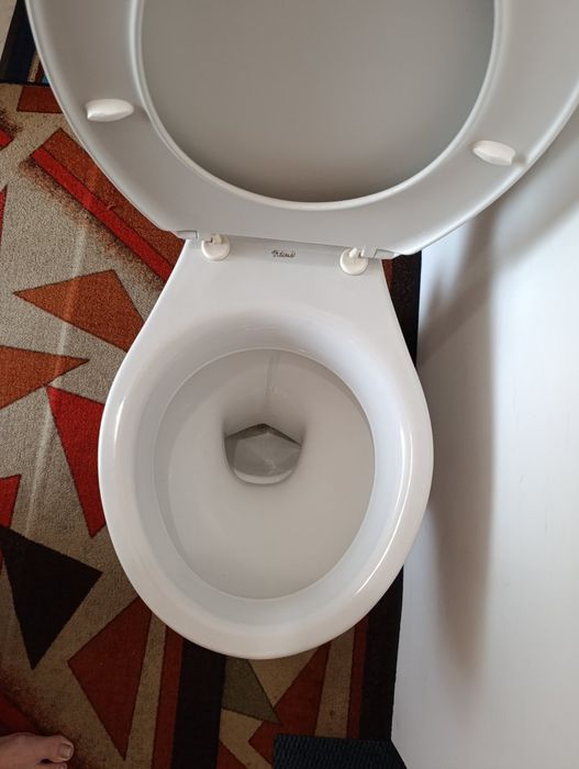 Продавам тоалетна моноблок