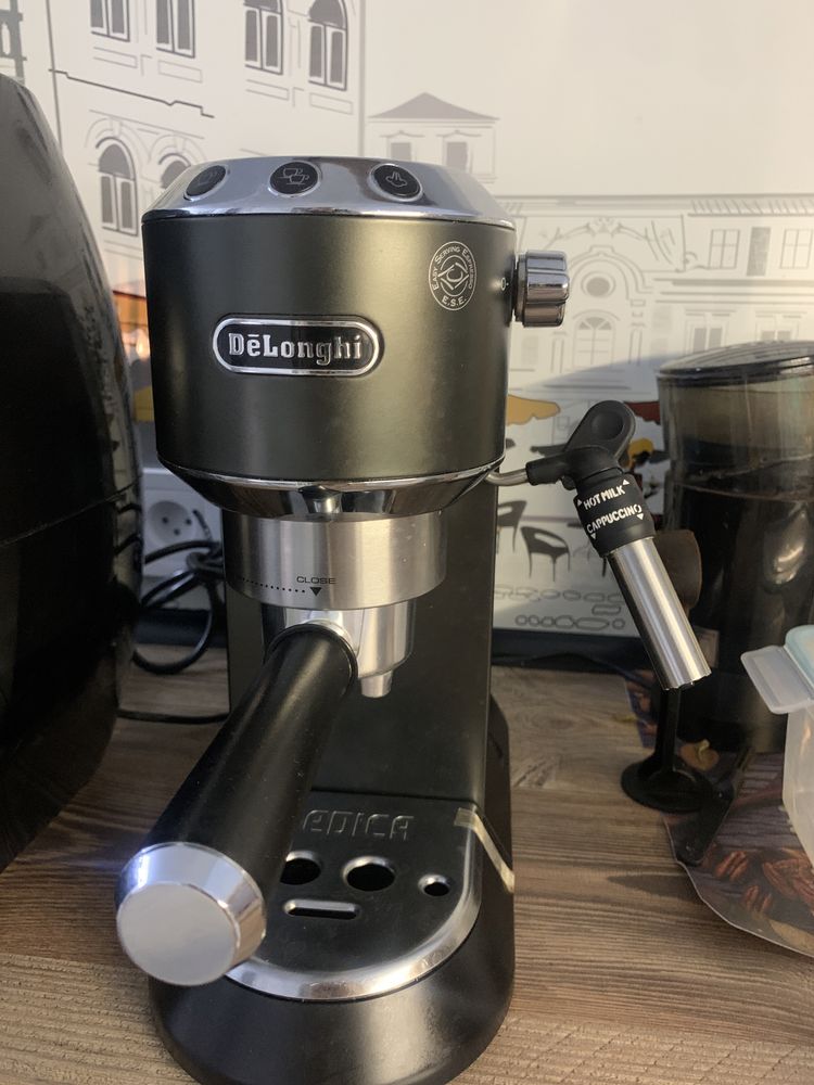 Продам кофеварку Delonghi