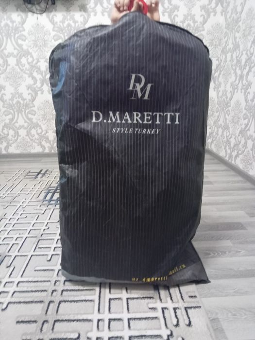 Erkaklar kastyum shimi va oq koylak qora koylak galstuk xolati alo