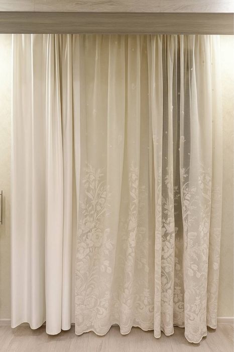 Продаются комплект солнцезащитка и тюль в отличном состоянии