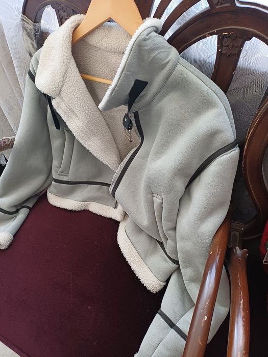 Сиво кожухче с каракул и ново яке бежаво Бершка