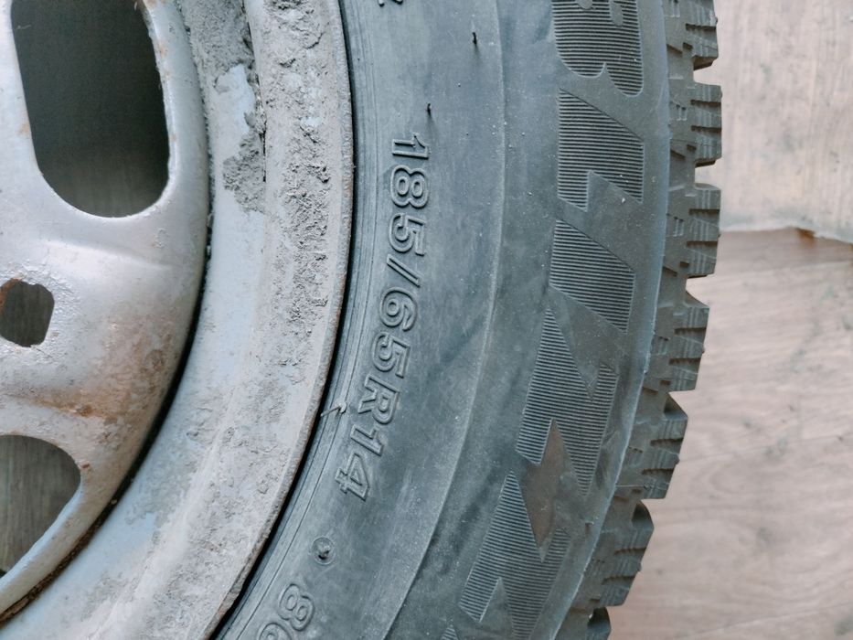 Шины зимние с шипами Bridgestone