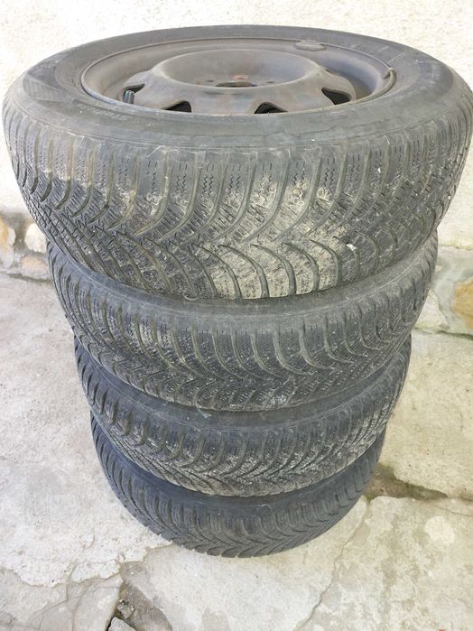 Продавам гуми за Ауди 80.