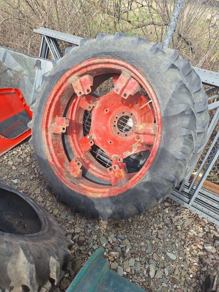 Piese tractor 2 Anvelope cu janta 9,5 R 36 pentru tractor UTB 445