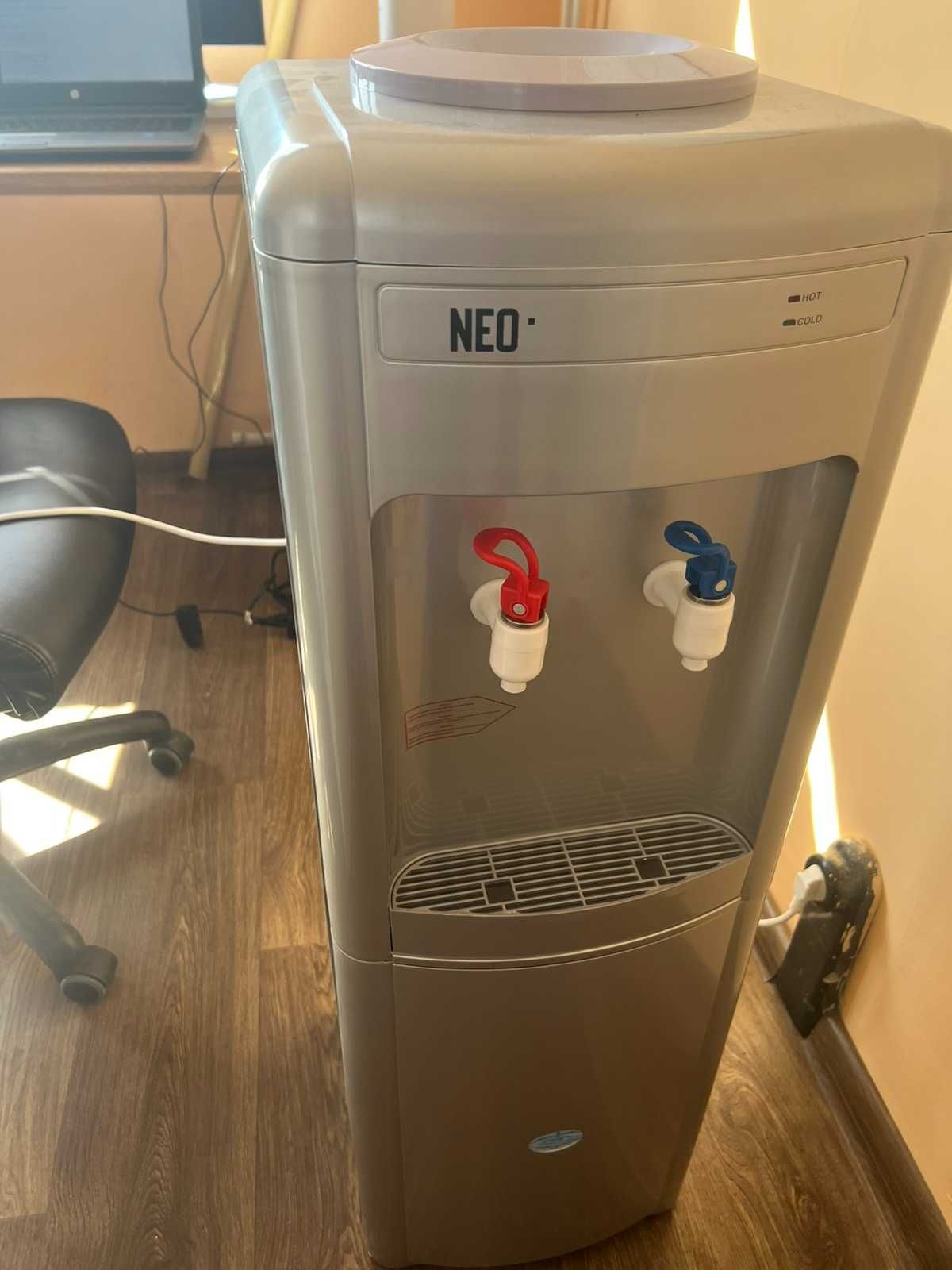 Диспенсер за вода NEO