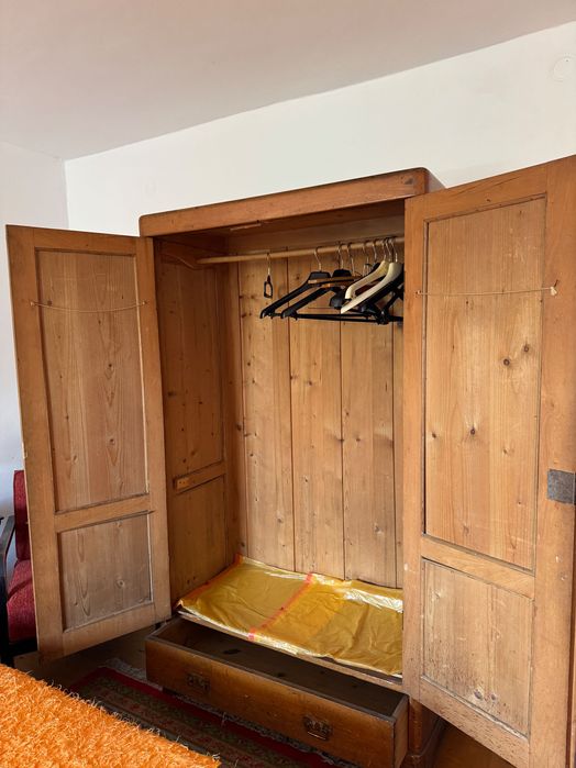 Dulap vechi în stare foarte bună