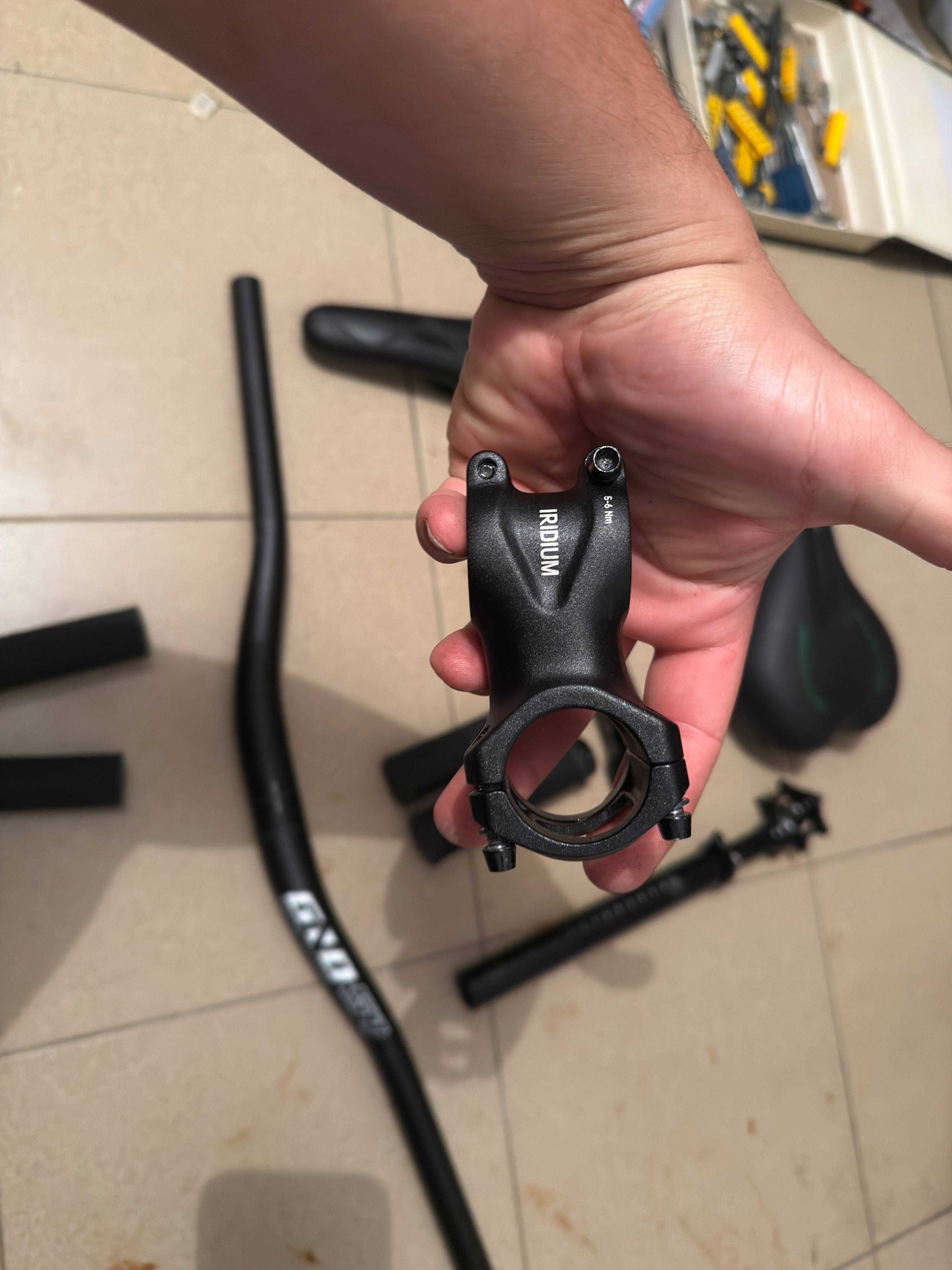 Вилка Suntour XCR, грипове Ergon, дропър, спирачка SRAM DB8