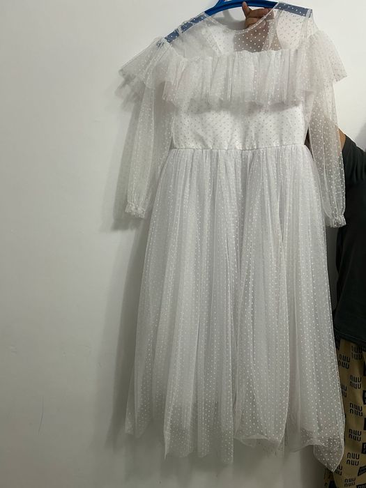 Ак көйлек сатылады 1 рет киілген 9,10жаска келеді