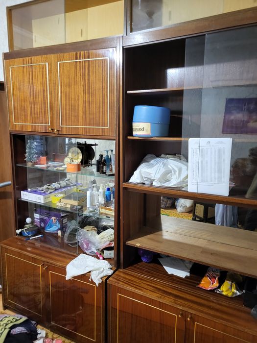 Шкаф для верхней одежды и шкаф для посуды советский крепкий.