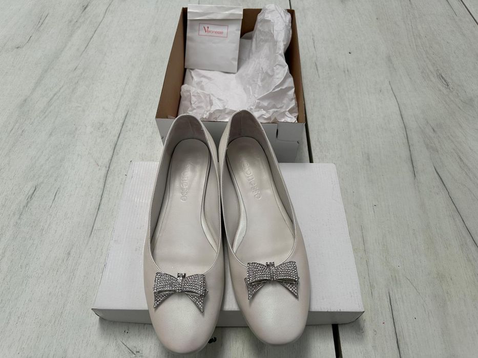 Pantofi albi nr. 40