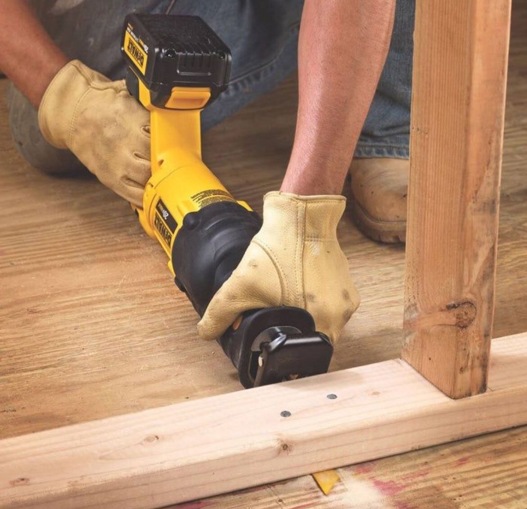 Саблен трион Dewalt DCS380N/18V