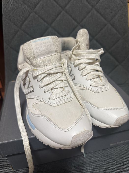 Vand adidasi New Balance albi