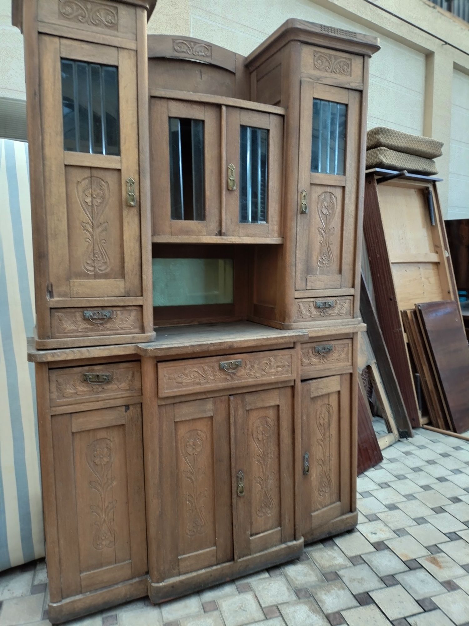 Продаётся антикварный шкаф