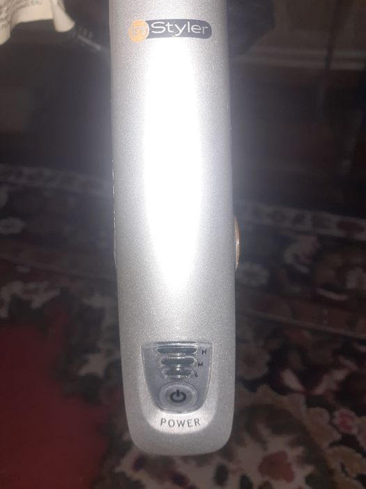 Продаёться утюг для волос фирмы inStyler.