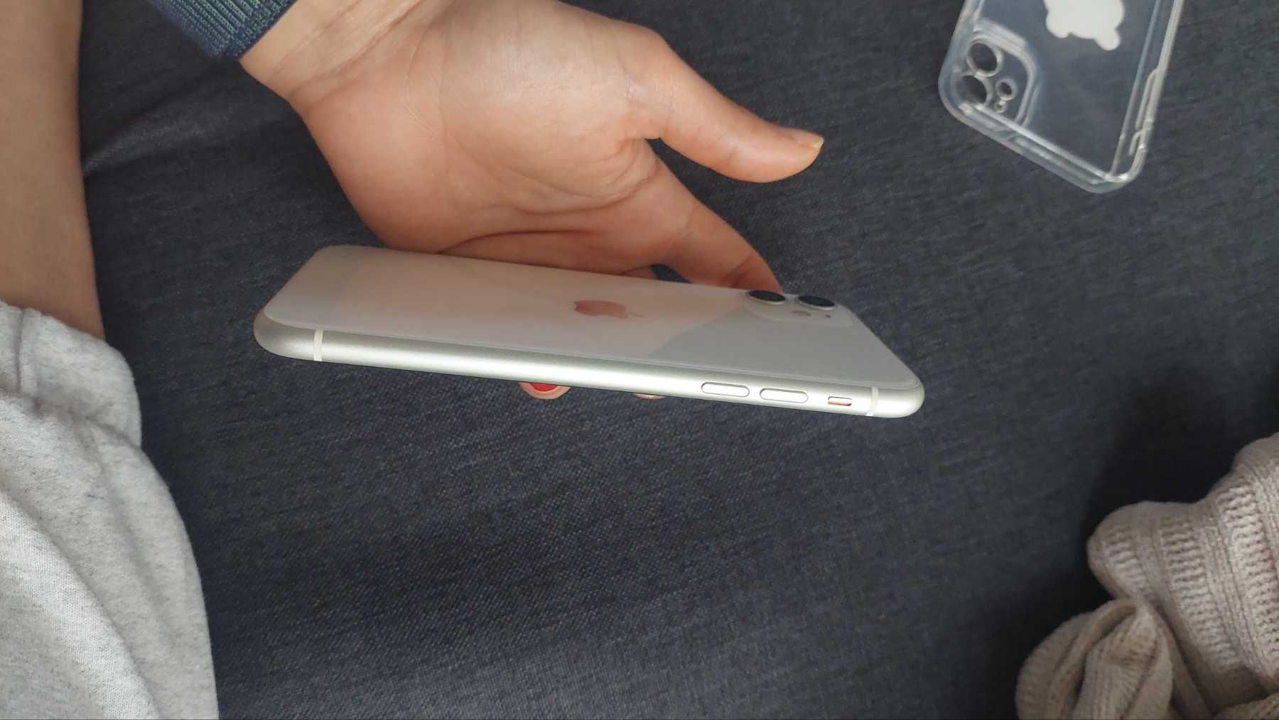 iPhone 11, 64 GB, 100% батерия – почти нов, търси нов собственик