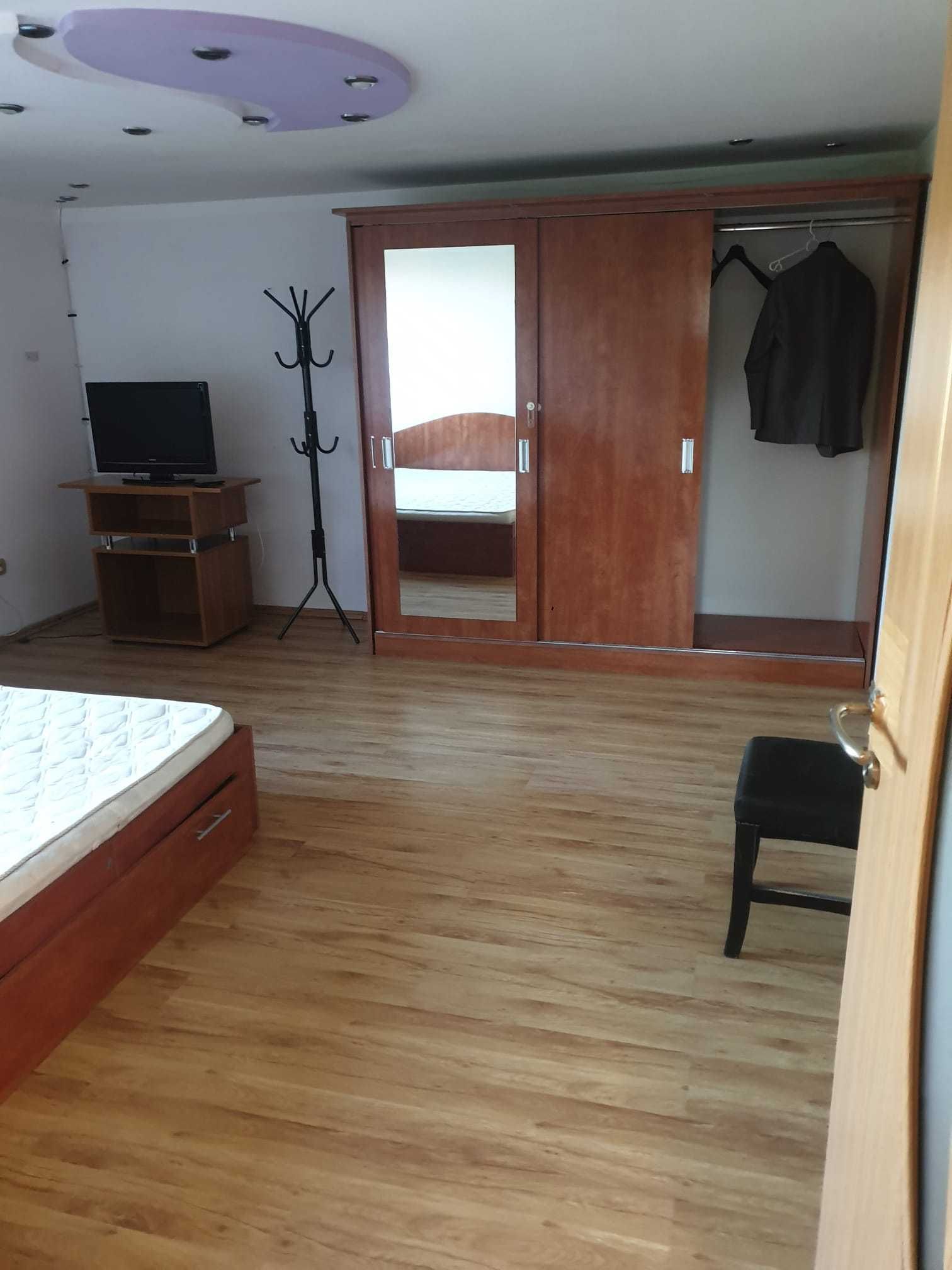 Inchiriez apartament in vila, chisoda