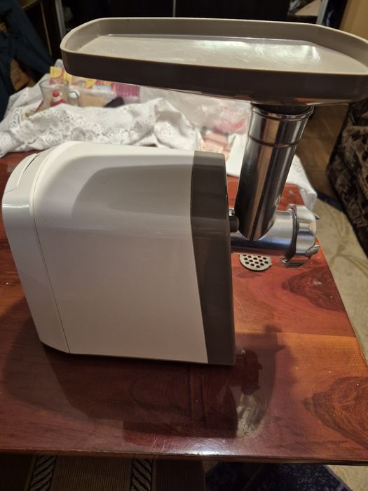 Mașina de tocat carne electrică
