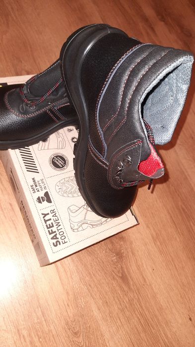 Bocanci de protectie cu bombeu metalic 40-41,nou!