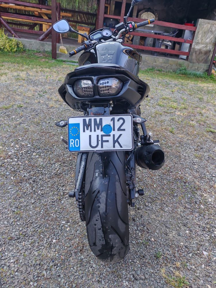 Vând Yamaha FZ8.
