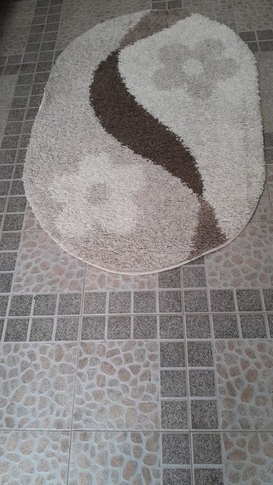 Un covor și doua covorase traverse mici covorul e 150/100