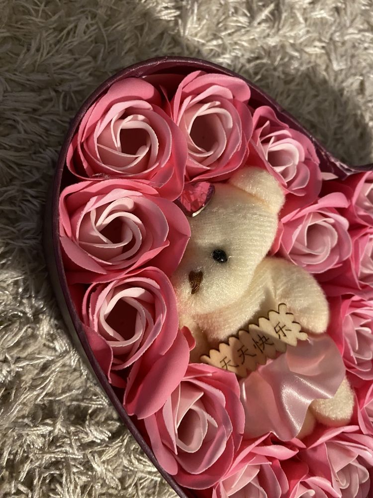 Cutie cu trandafir si urusleti