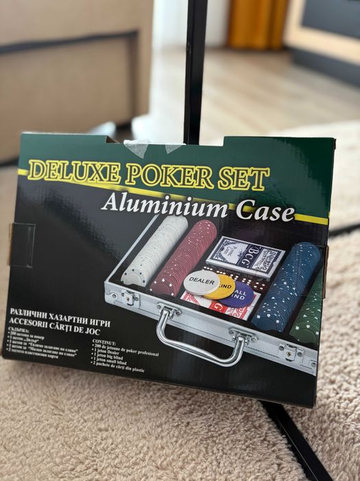 Joc de societate Poker cu 200 jetoane, 2 seturi cărți, valiză aluminiu