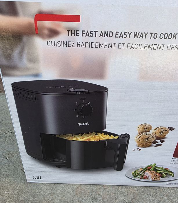 Vând Friteuza cu aer cald Tefal Easy Fry Essential Nouă sigilată