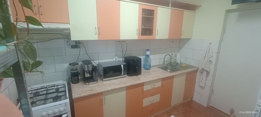 **Mobilă bucătărie SH + CADOU  – Preț 2300 lei NEGOCIABIL **