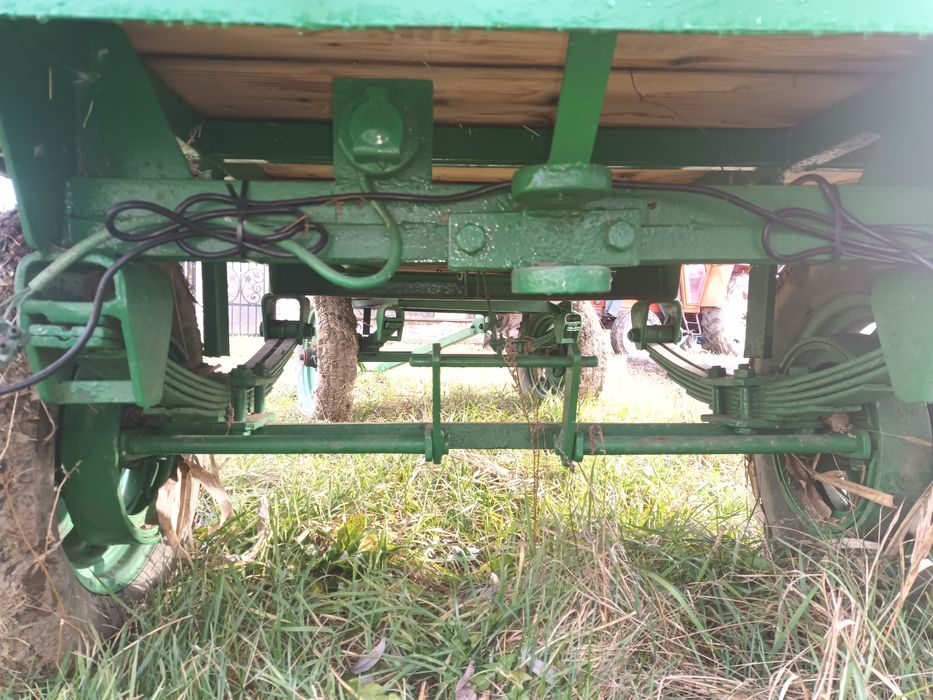 Remorca tractor  cu sistem de frinare.