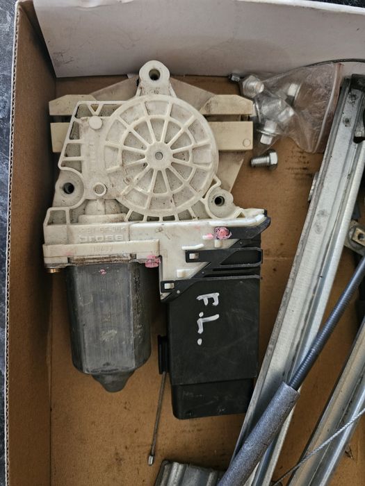 Моторче стъкло предно ляво и стъклоподемен механизъм Golf 4 Bora