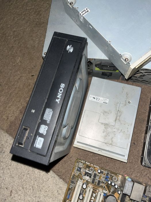 Vand piese de calculataore