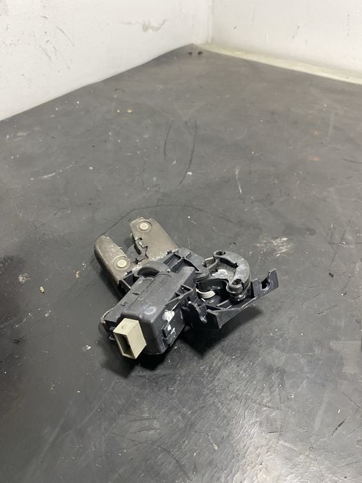 incuietoare broasca portbagaj Volkswagen Vw Passat B6 Cc Audi A4 B7