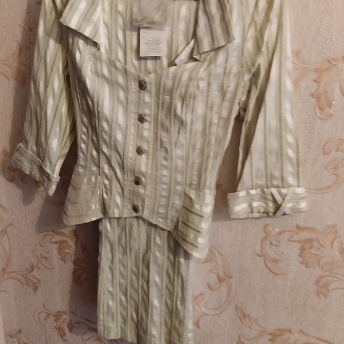 Продам женский костюм