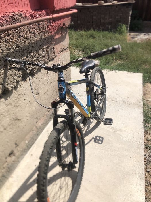 Велосипед в очень хорошем состоянии, но есть дырка в задней камере