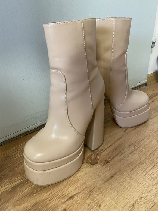 Дамски боти на ток