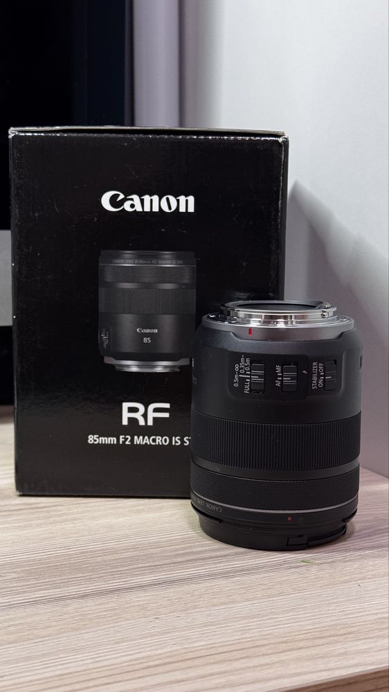 Объектив Canon RF 85mm f/2 Macro IS STM