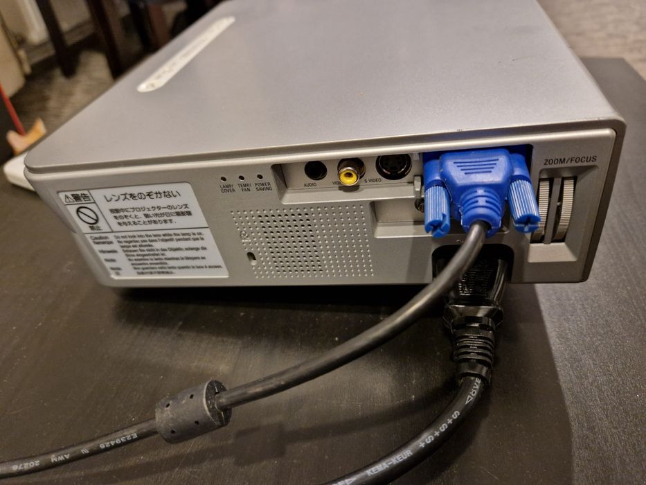 Vand Video Proiector Sony VPL-CS7 Lampa Noua.