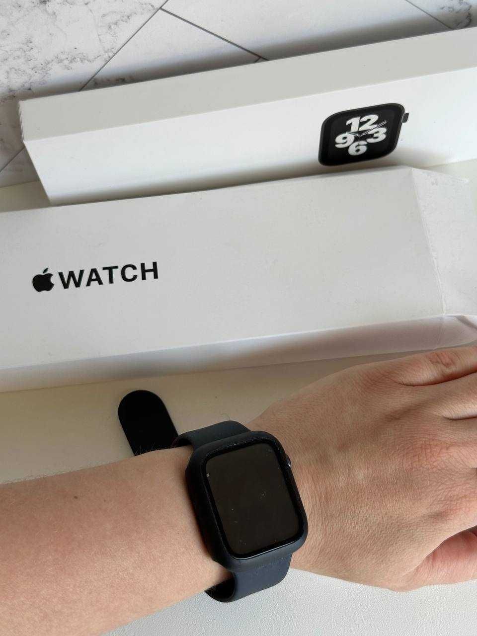 Часовник Apple iWatch SE grey сив 44 мм като нов