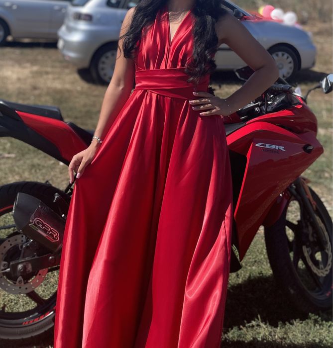 Rochie roșie Ramona Bădescu cu spatele gol