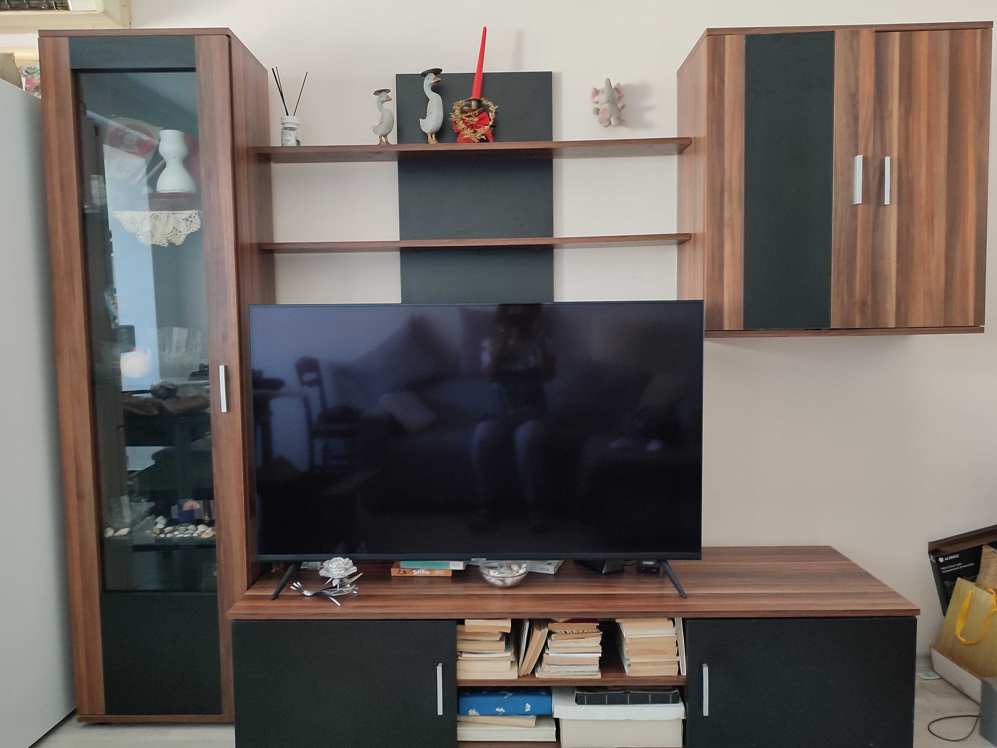 Продава се секция, много запазена.
