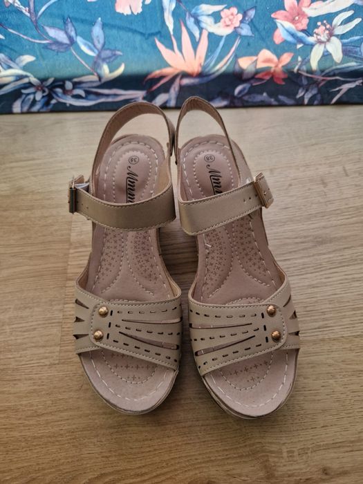 Sandale noi marimea 38