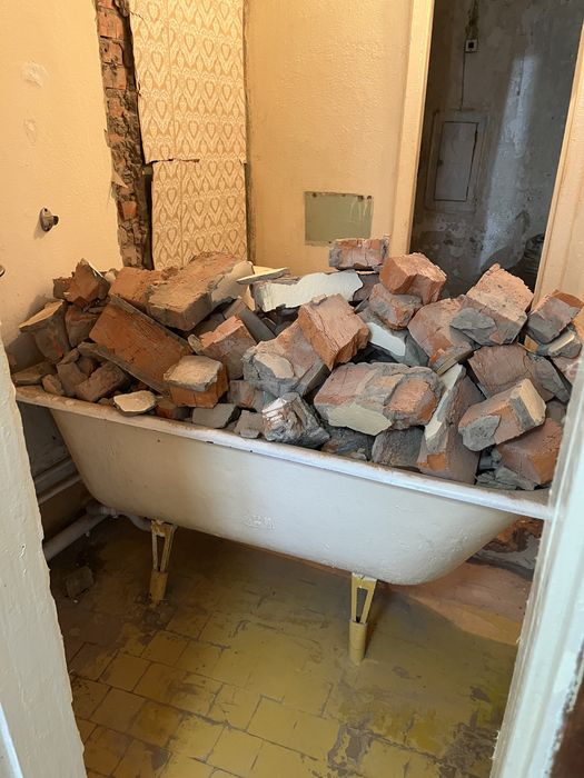 Отдам даром чугунную ванну и много кирпичей