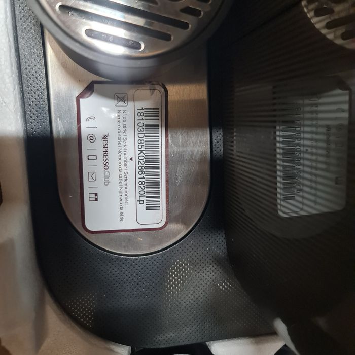 Vând aparat cafea nespresso expert&milk