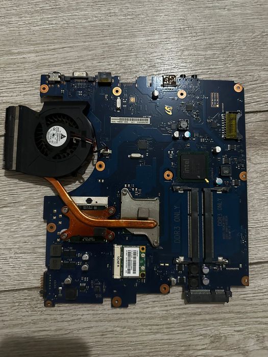 Placă de bază laptop cu procesor Intel și răcire inclusă (DDR3)