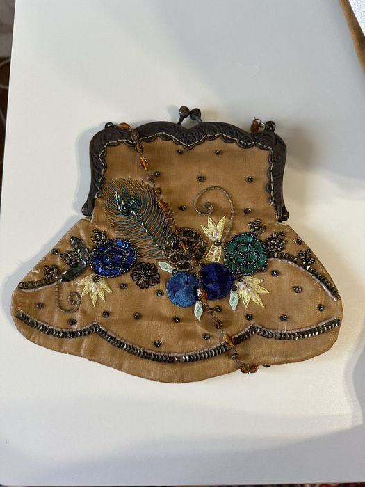 Сумка из шелка с вышивкой