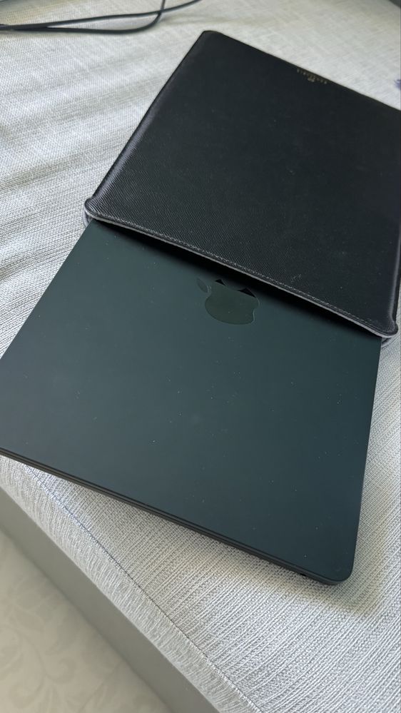 MacBook Air 13 inch m2 - 16 RAM, 256 gb