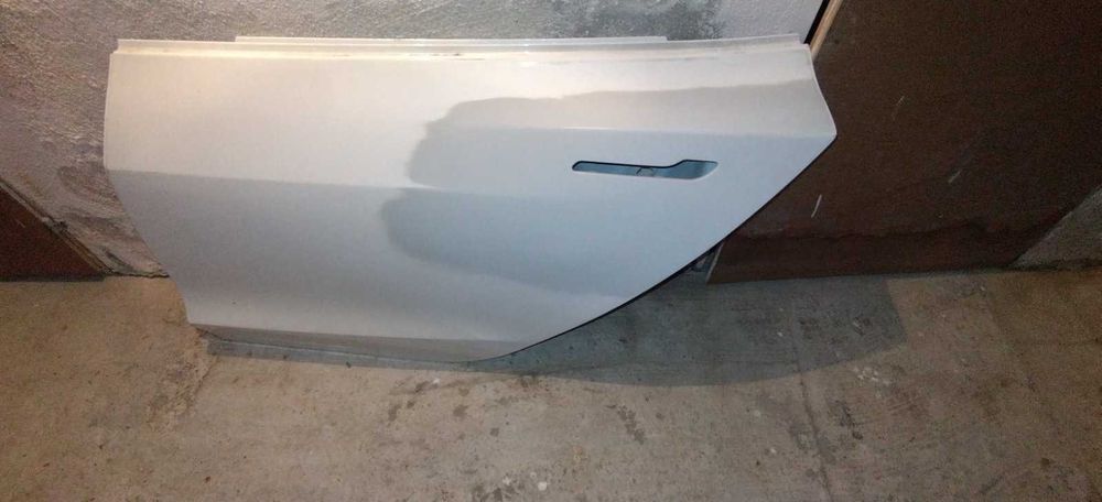 Задна лява врата Tesla Model 3