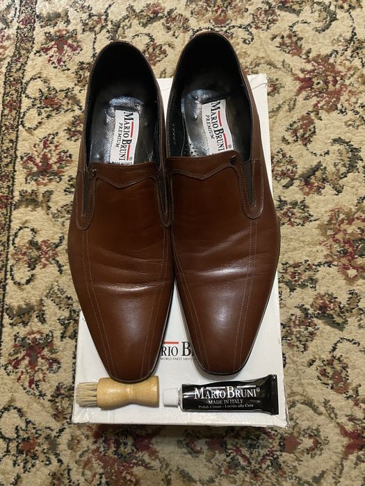 Туфли мужские коричневого цвета.
