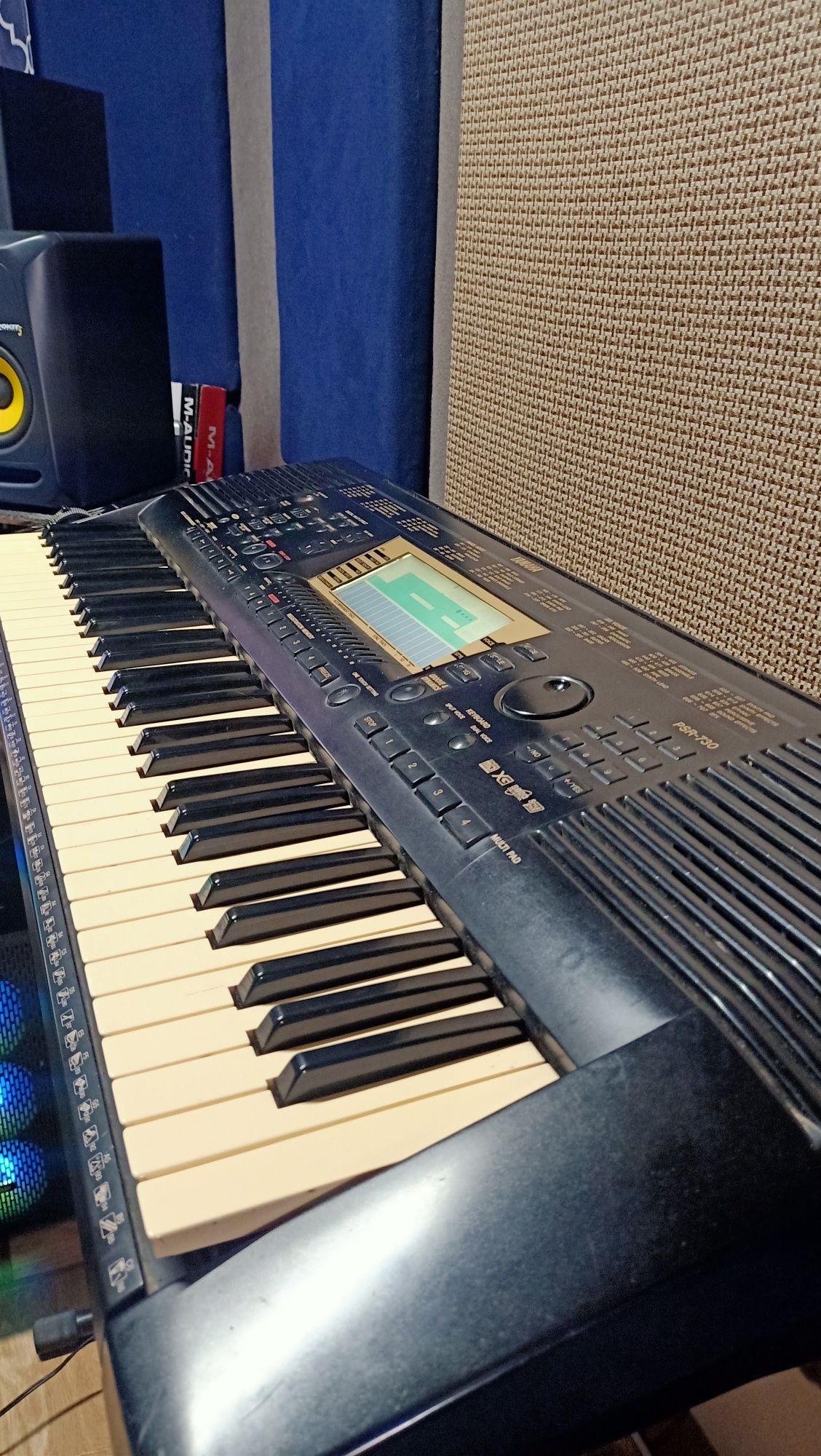 Срочно продам YAMAHA PSR 730. В хорошем состоянии со стойкой